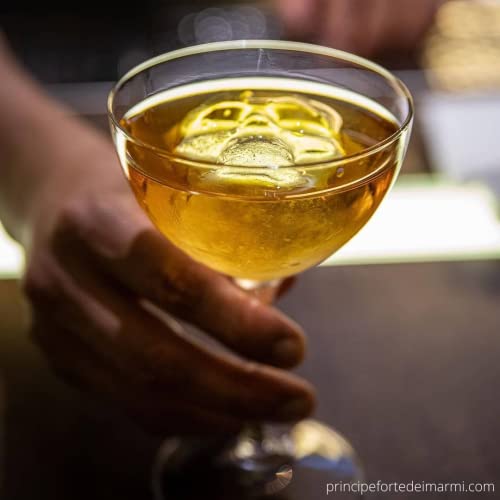 3D Large Skull Ice Cube Mold Tray - Stackable Silicone Ice Maker for Whiskey & Cocktails