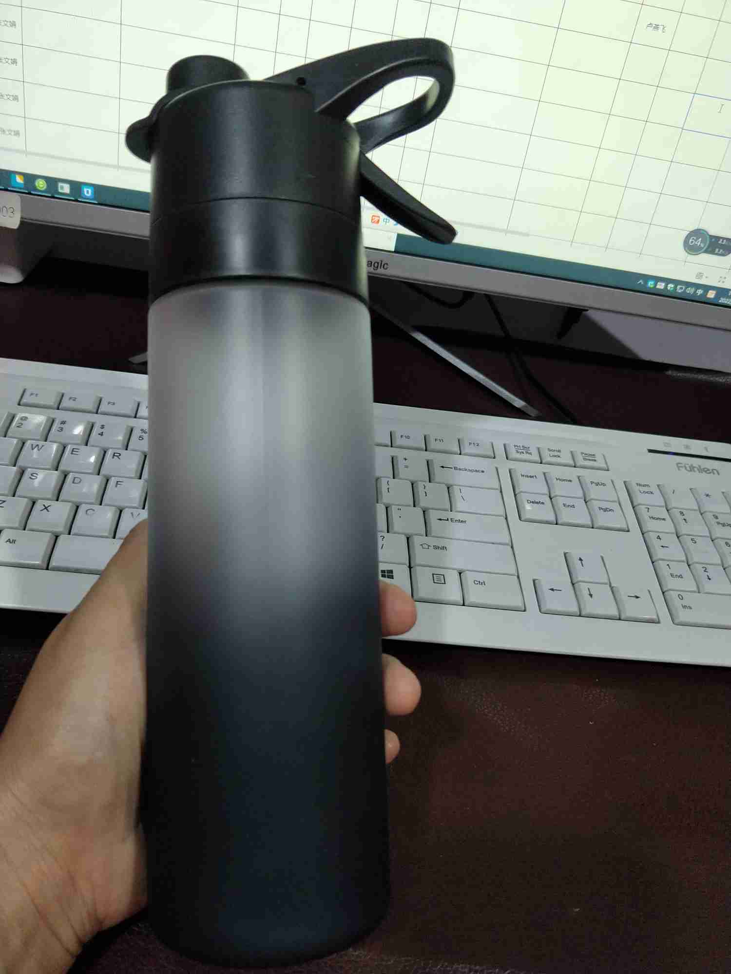 Large Capacity Spray Water Bottle for Outdoor Sports and Fitness