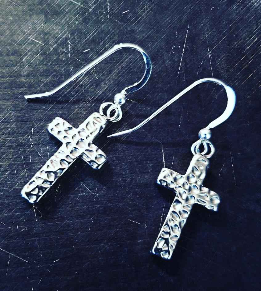 El Único - Hammered Pendant Cross Earrings