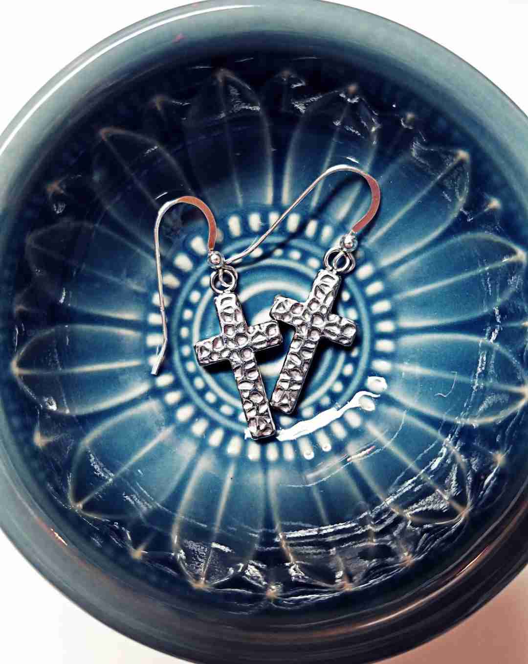 El Único - Hammered Pendant Cross Earrings