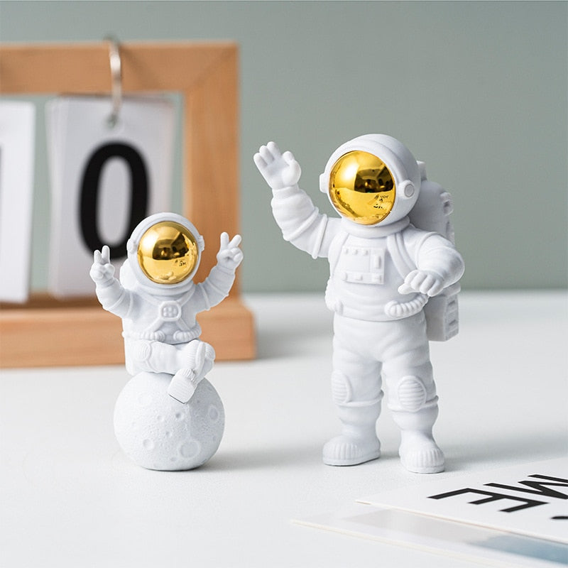 3Pc Astronaut Decor Action Figures and Moon Home Decor Resin Astronaut Statue