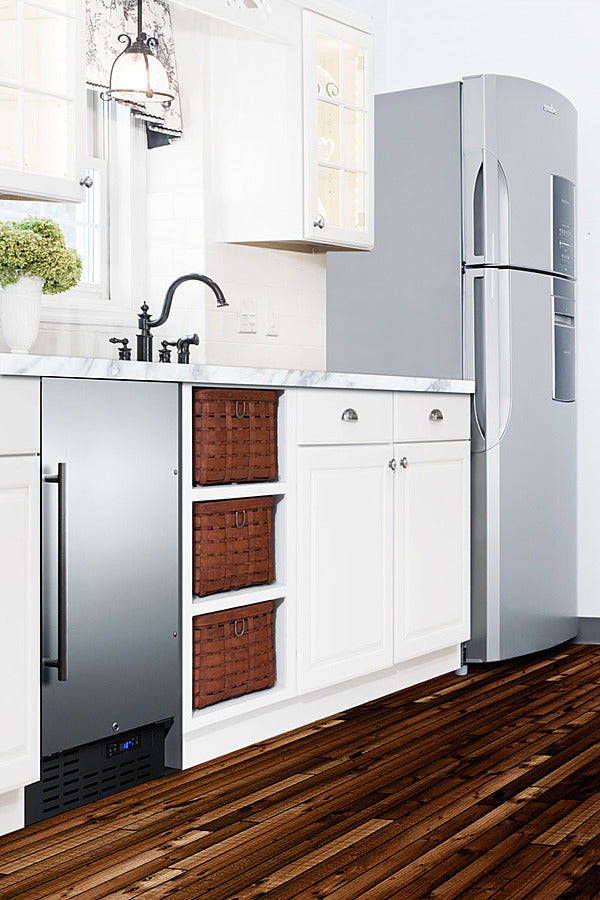 Summit - 18 Drain-Free Ice Maker, 8 lb. Capacity (BIM18SS)