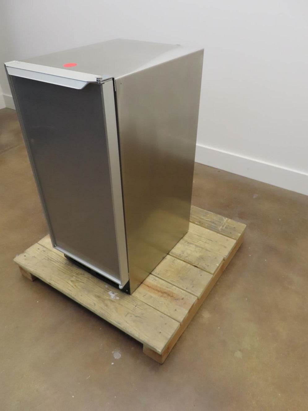 Scotsman DCE33PA1SSD 15 Gourmet Under Counter Ice Maker with 26 lbs Storage