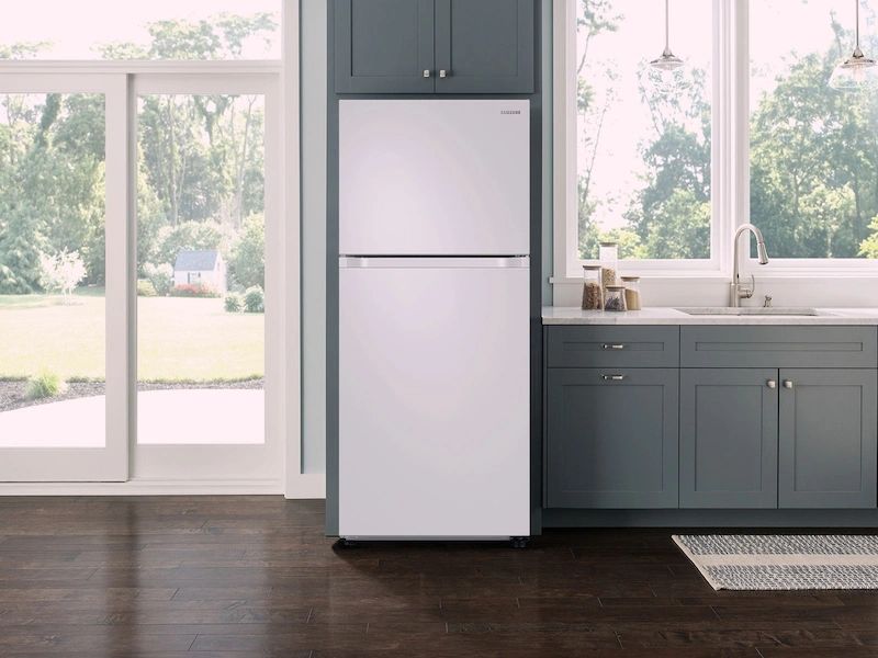 New Samsung 21.1 cu. ft. Top Freezer Refrigerator with FlexZone Freezer, White, Energy Star, Ice Maker (RT21M6215WW)