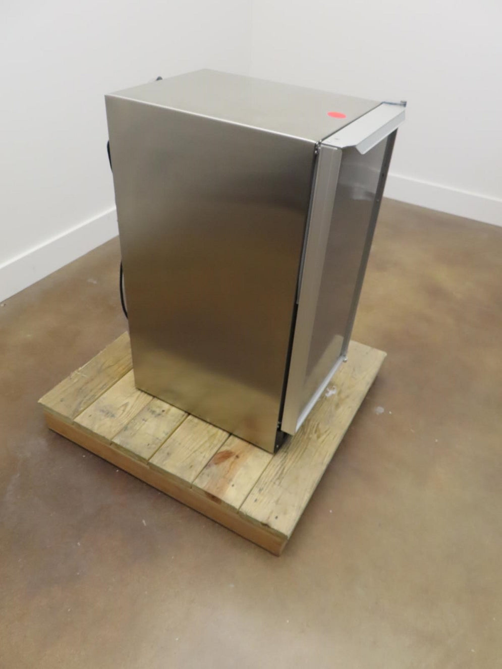 Scotsman DCE33PA1SSD 15 Gourmet Under Counter Ice Maker with 26 lbs Storage