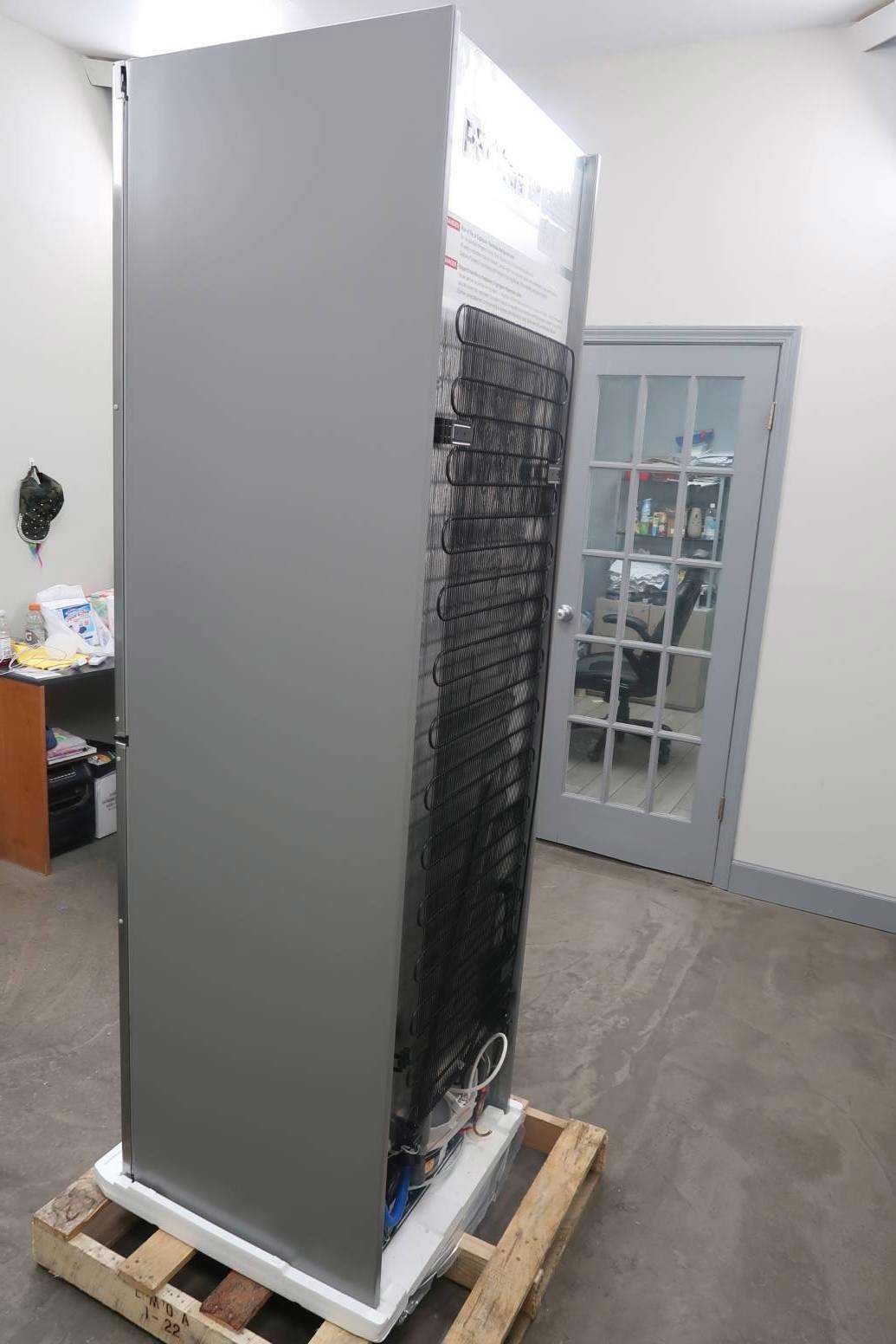 Bosch 800 Series 24 Inch Bottom Freezer Refrigerator with Ice Maker (B11CB81SSS)