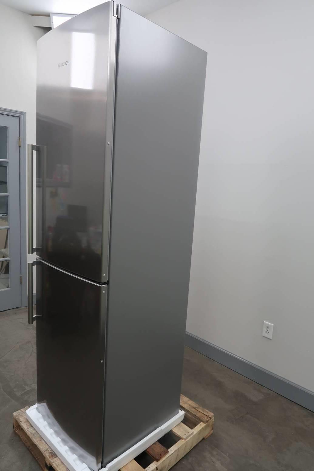 Bosch 800 Series 24 Inch Bottom Freezer Refrigerator with Ice Maker (B11CB81SSS)