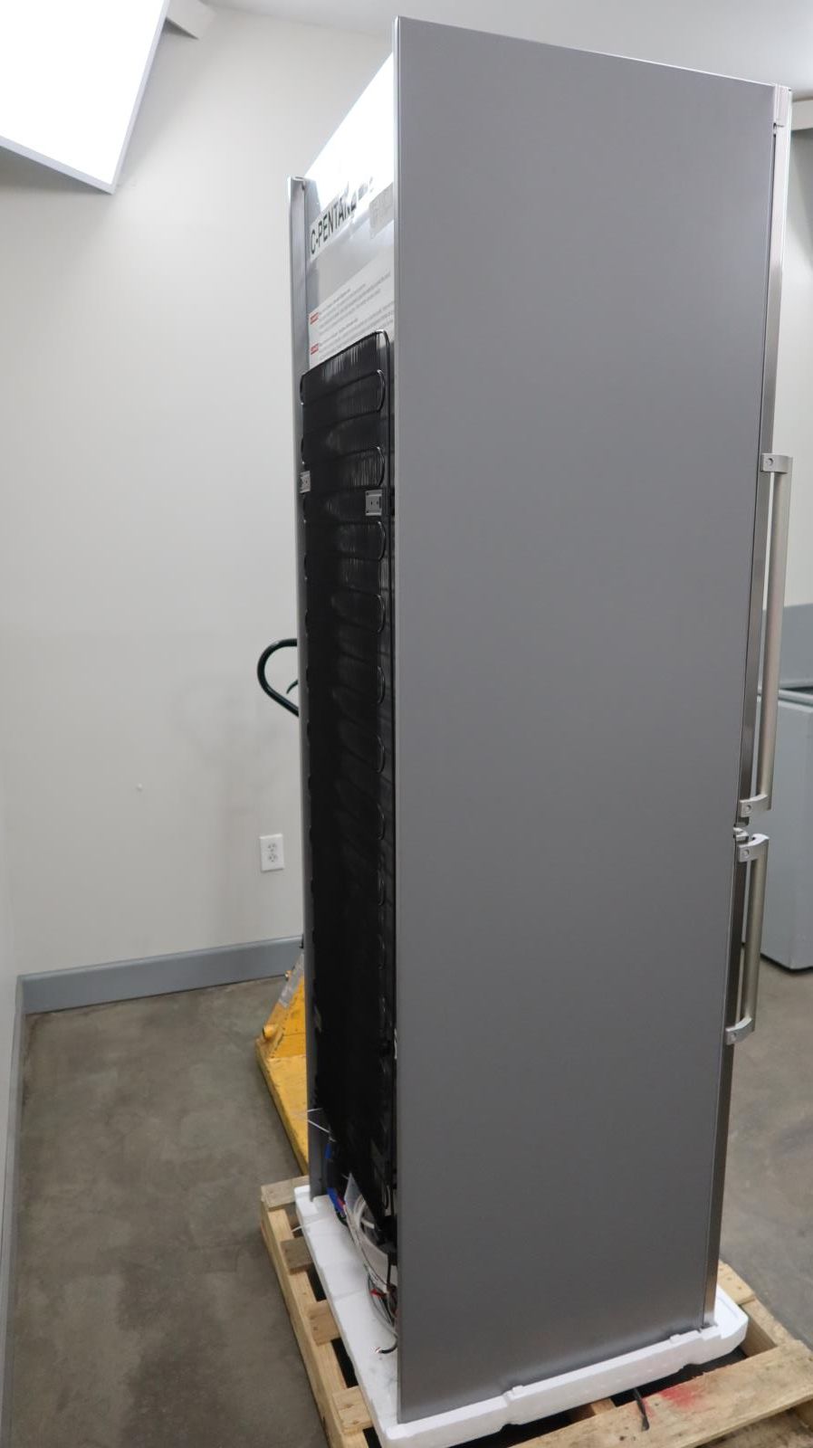 Bosch 800 Series 24 Inch 11 Cu.Ft Bottom Freezer Refrigerator with Ice Maker B11CB81SSS