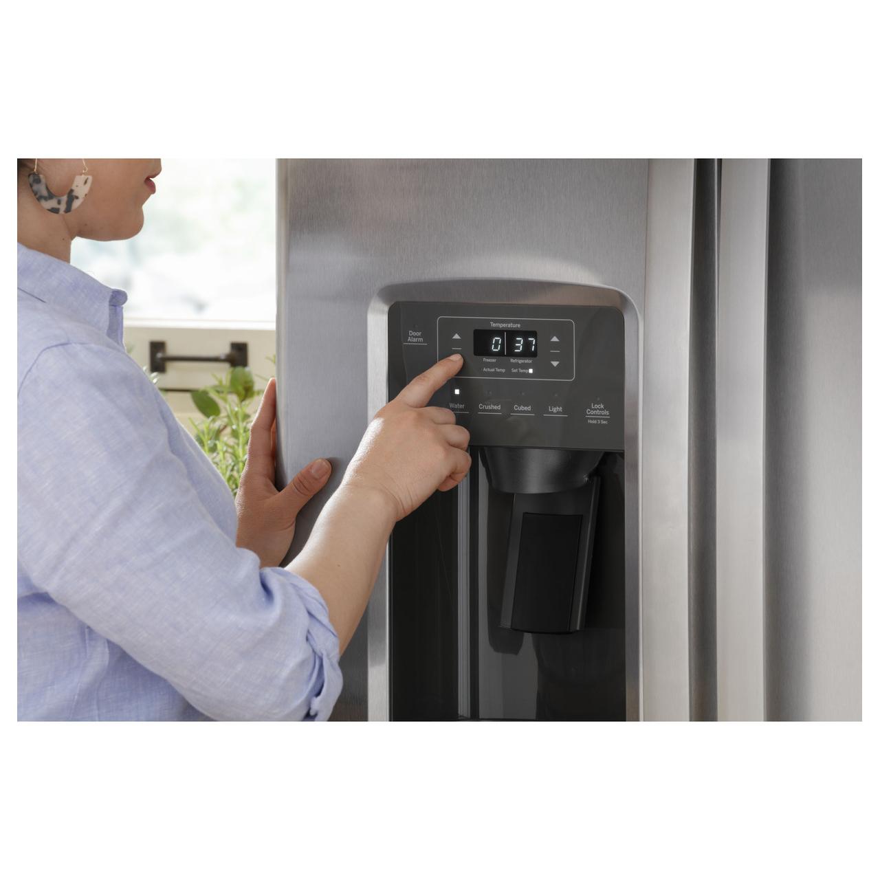 GE 36-inch, 25.3 cu. ft. Side-by-Side Refrigerator with Water and Ice Dispenser GSS25GYPFS