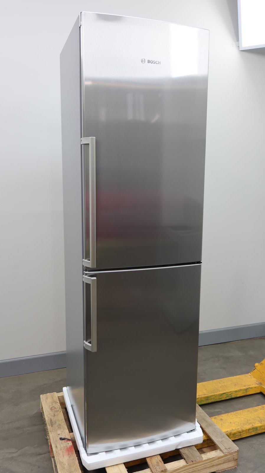 Bosch 800 Series 24 Inch 11 Cu.Ft Bottom Freezer Refrigerator with Ice Maker B11CB81SSS