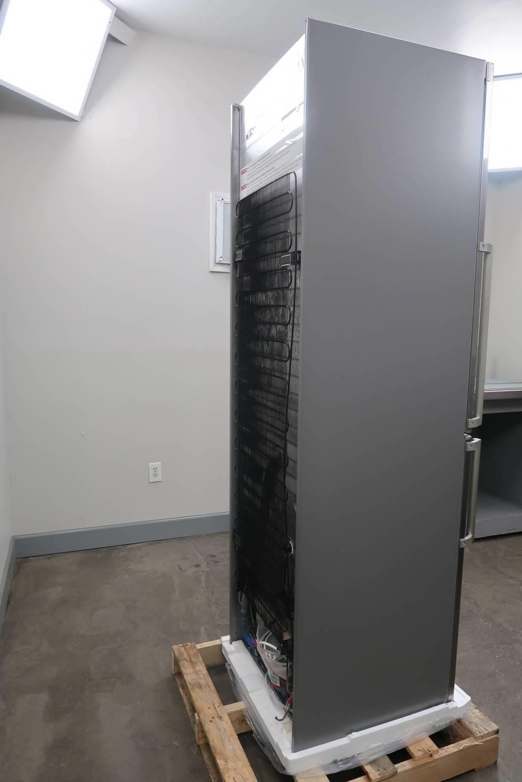 Bosch 800 Series 24 Inch Bottom Freezer Refrigerator with Ice Maker (B11CB81SSS)