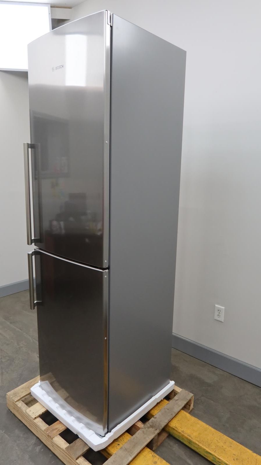 Bosch 800 Series 24 Inch 11 Cu.Ft Bottom Freezer Refrigerator with Ice Maker B11CB81SSS