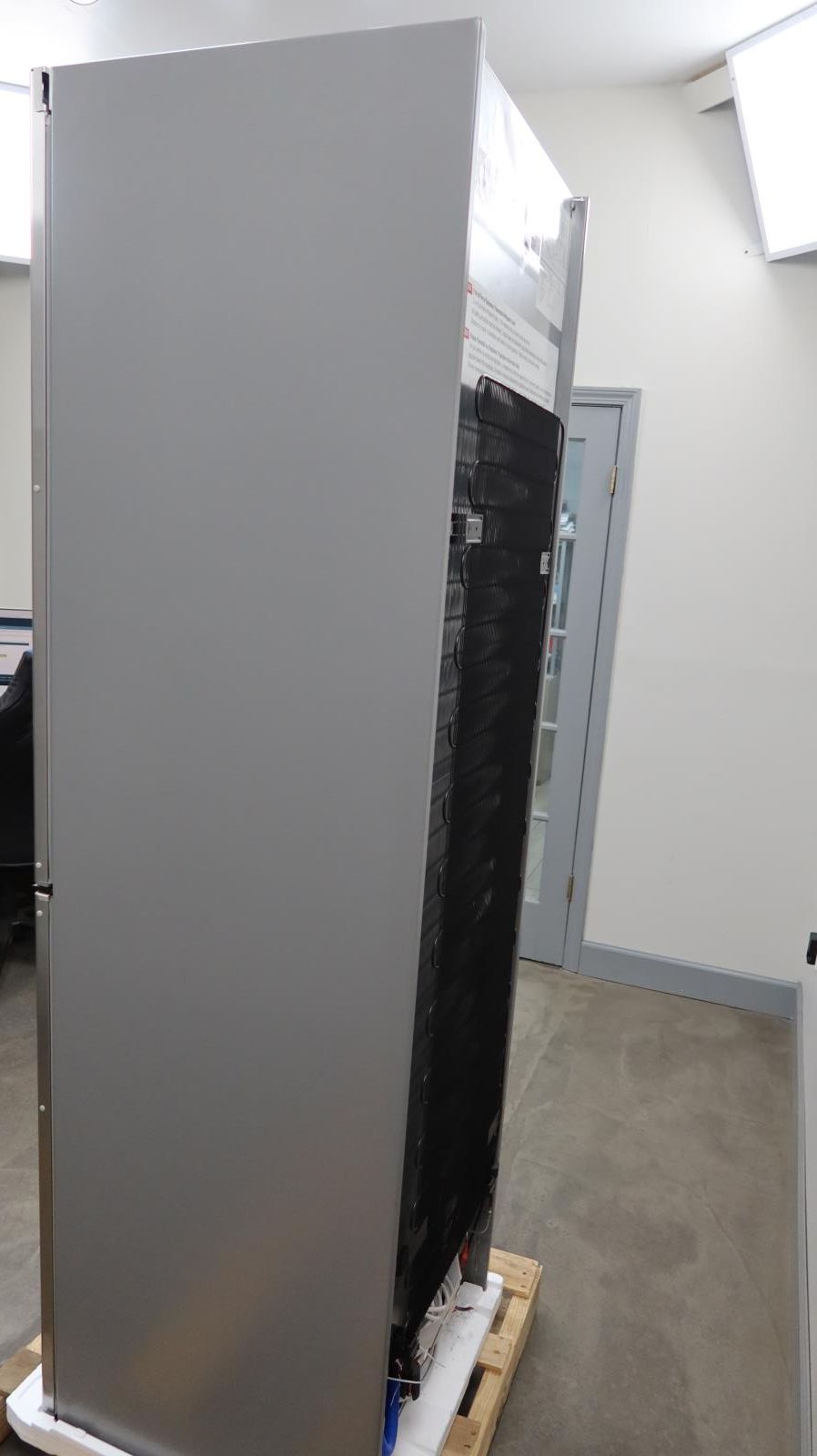Bosch 800 Series 24 Inch 11 Cu.Ft Bottom Freezer Refrigerator with Ice Maker B11CB81SSS