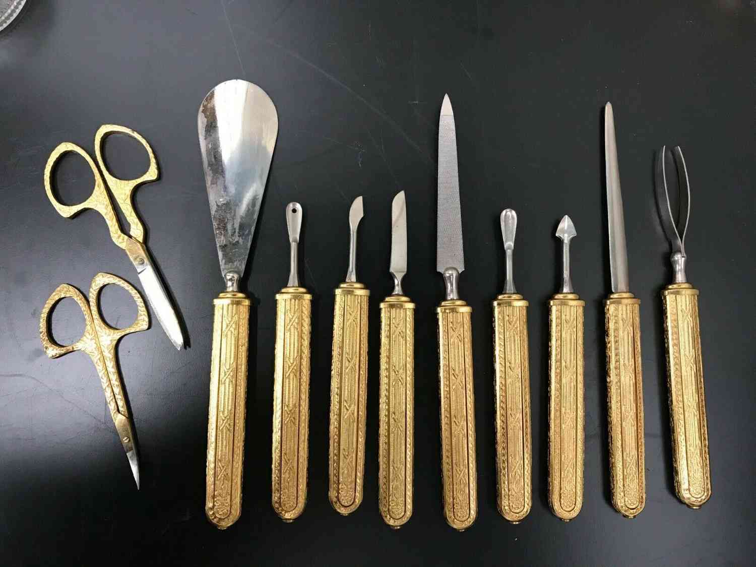 Vintage Vanity Set with 9 Beauty Tools and 4 Jars - Gold Tone Daisy Design