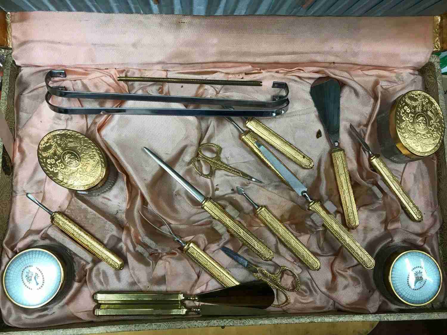 Vintage Vanity Set with 9 Beauty Tools and 4 Jars - Gold Tone Daisy Design