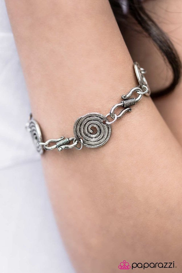Paparazzi Jewelry Bracelet Time To Unwind - Adjustable Silver Spiral Design