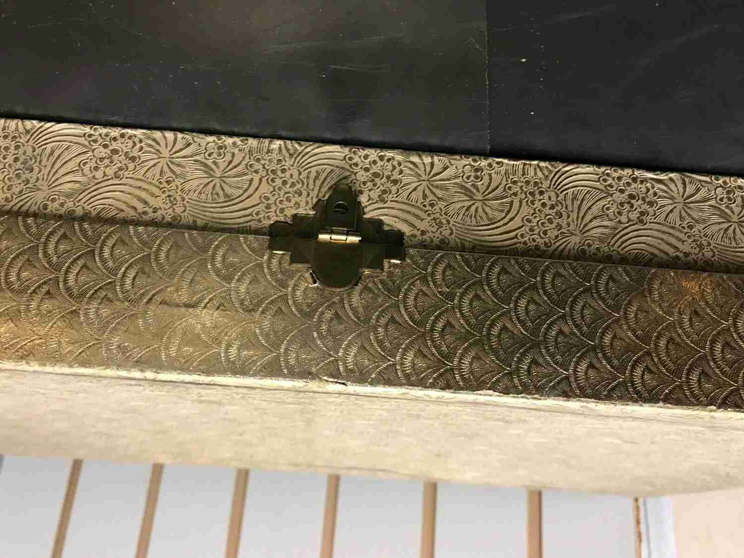 Vintage Vanity Set with 9 Beauty Tools and 4 Jars - Gold Tone Daisy Design