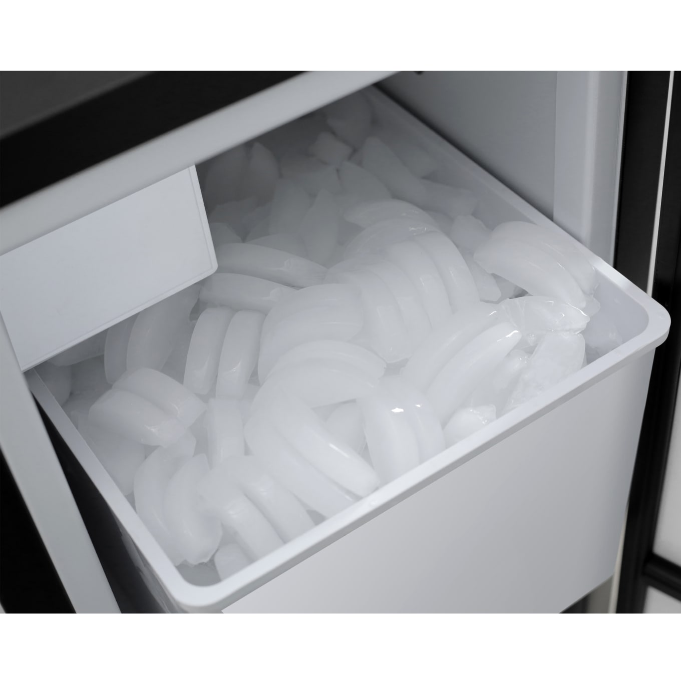 Edgestar IB250WH 15 Wide 20 Lbs. Capacity Free Standing and Undercounter Ice Maker in White