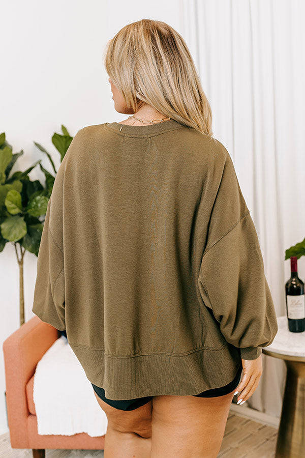 Lovely Chill Sweatshirt In Olive Curves