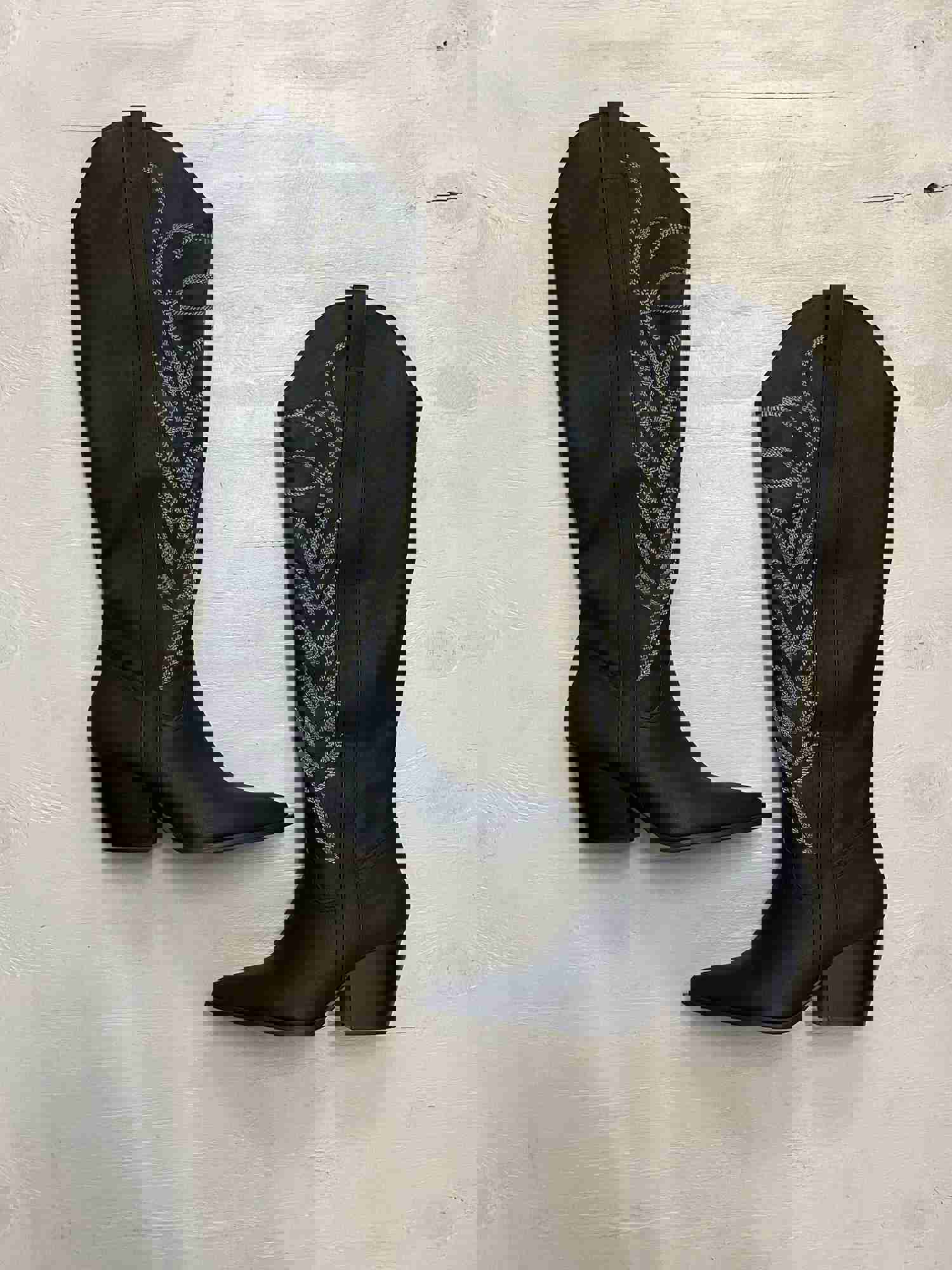 VACA BOOTS - Stylish Vegan Cowgirl Boots for Outdoor Occasions