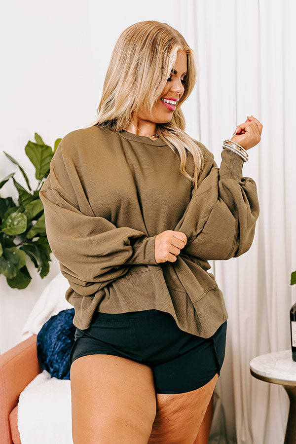 Lovely Chill Sweatshirt In Olive Curves