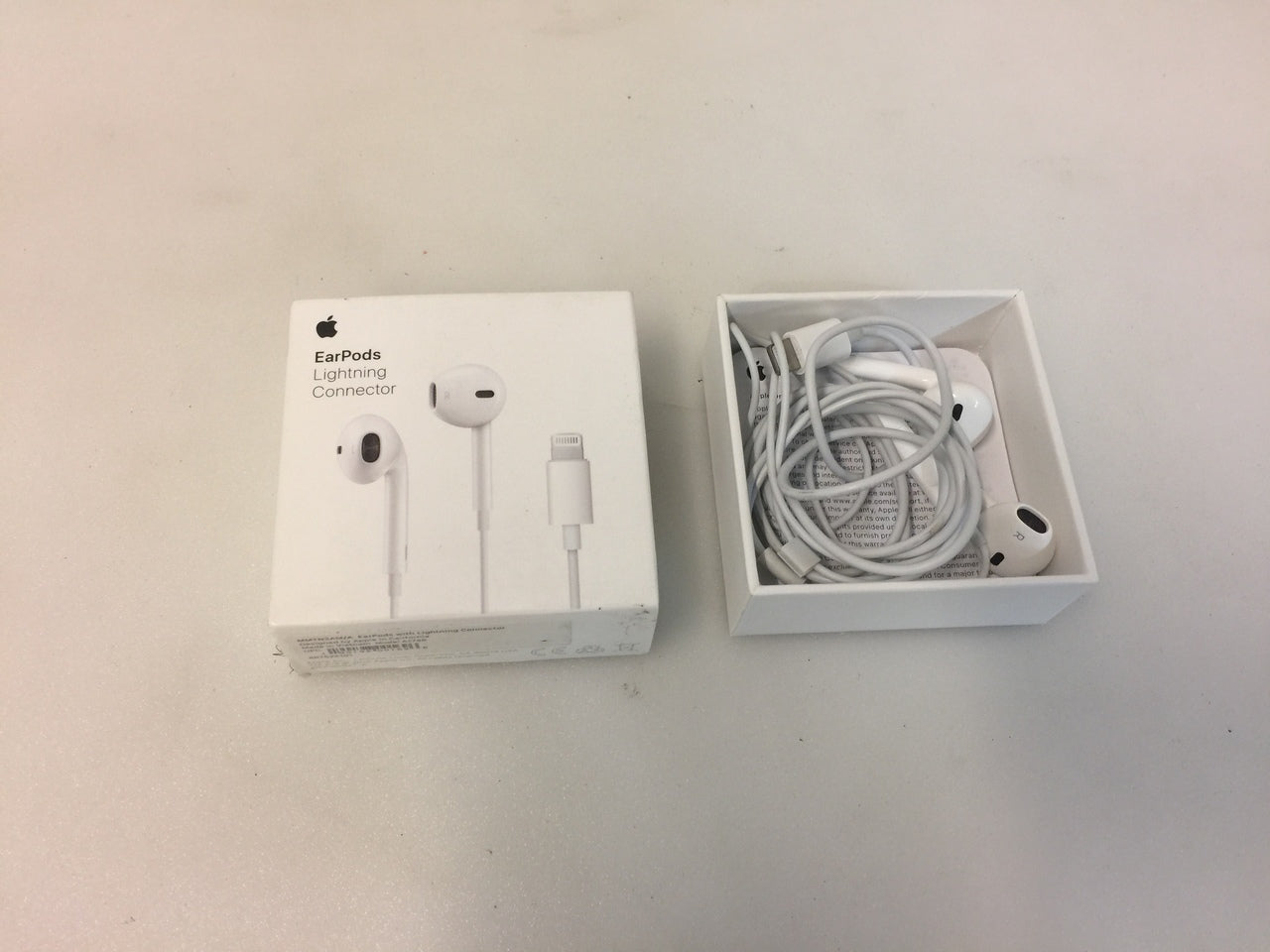Apple MMTN2AM/A A1748 EarPods with Lightning Connector for iPhone 7/8/X