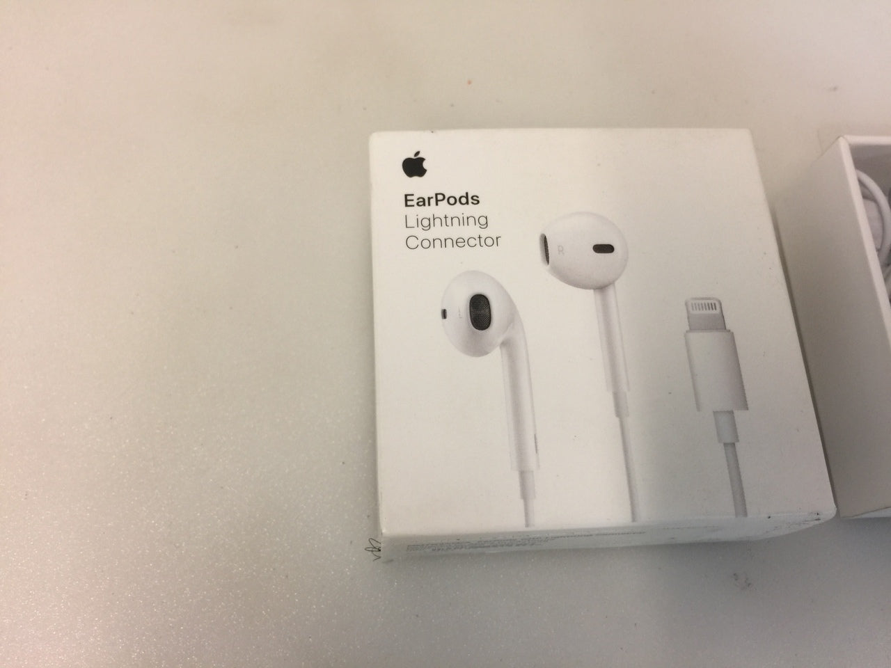 Apple MMTN2AM/A A1748 EarPods with Lightning Connector for iPhone 7/8/X