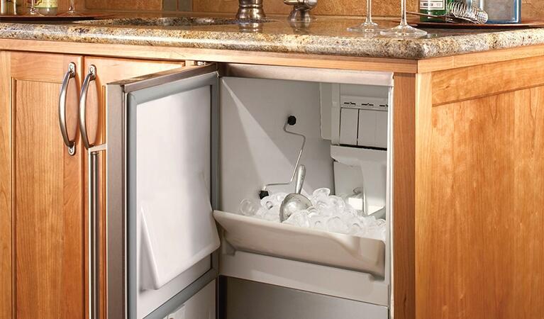 Perlick Series 15-Inch Outdoor Built-In Ice Maker, 55 lbs. Daily Ice Production, Stainless Steel