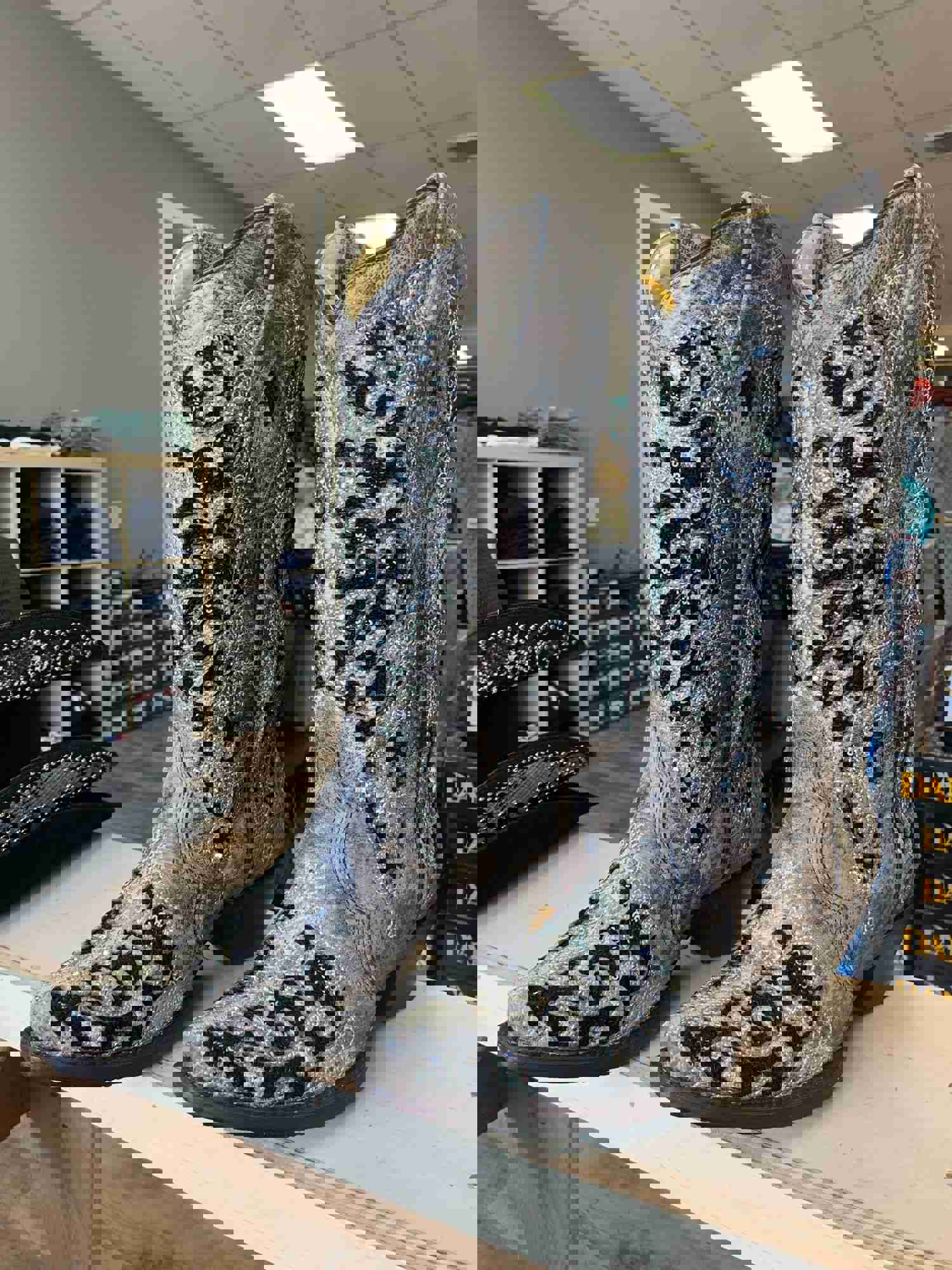 CORRAL WOMENS FLORAL EMBROIDERED WESTERN BOOTS - SNIP TOE