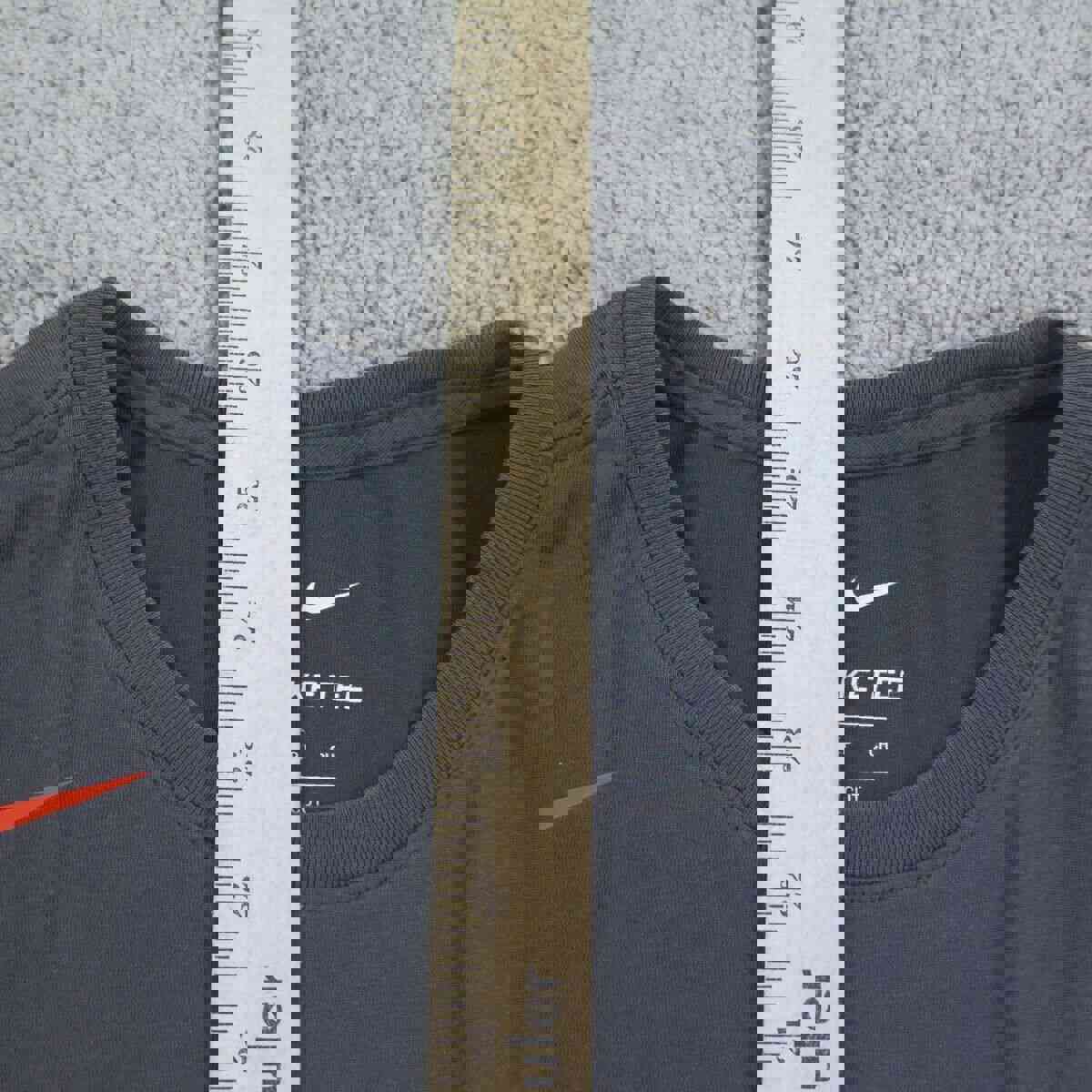 Nike Men's Small Gray Crew Neck Short Sleeve T-Shirt - Lightweight Outdoor Wear