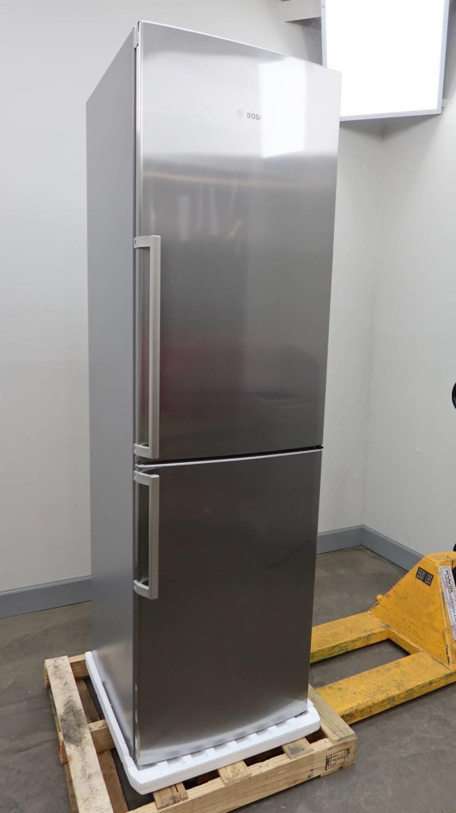 Bosch 800 Series 24 Inch Bottom Freezer Refrigerator with Ice Maker B11CB81SSS