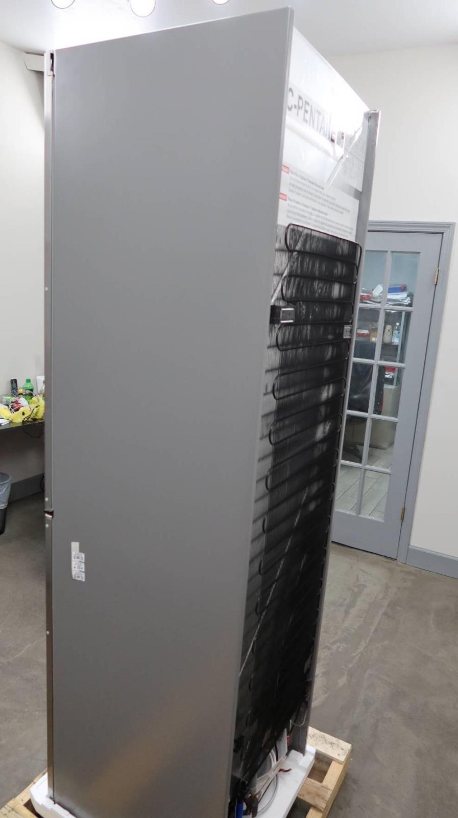 Bosch 800 Series 24 Inch Bottom Freezer Refrigerator with Ice Maker B11CB81SSS