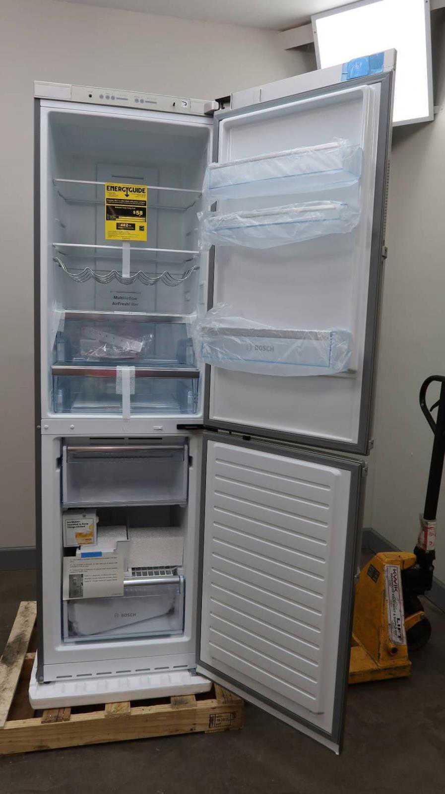 Bosch 800 Series 24 Inch Bottom Freezer Refrigerator with Ice Maker B11CB81SSS