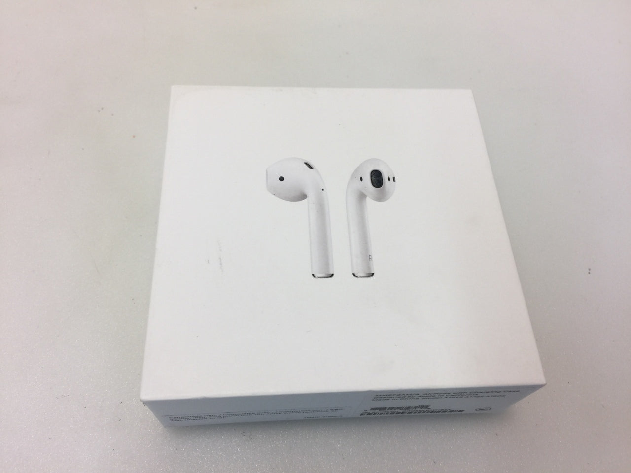 Apple AirPods In-Ear Bluetooth Wireless Headphones MMEF2AM/A with Case