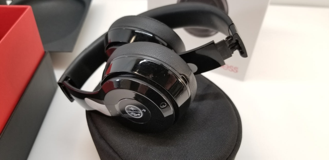 Beats by Dr. Dre Solo3 Wireless Over-Ear Headphones - Gloss Black MNEN2LL/A, NOB