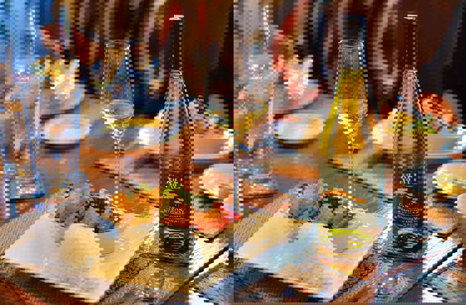 Ariel Cabernet & Chardonnay Non-Alcoholic Red & White Wine Experience Bundle with Chromacast Pop Socket