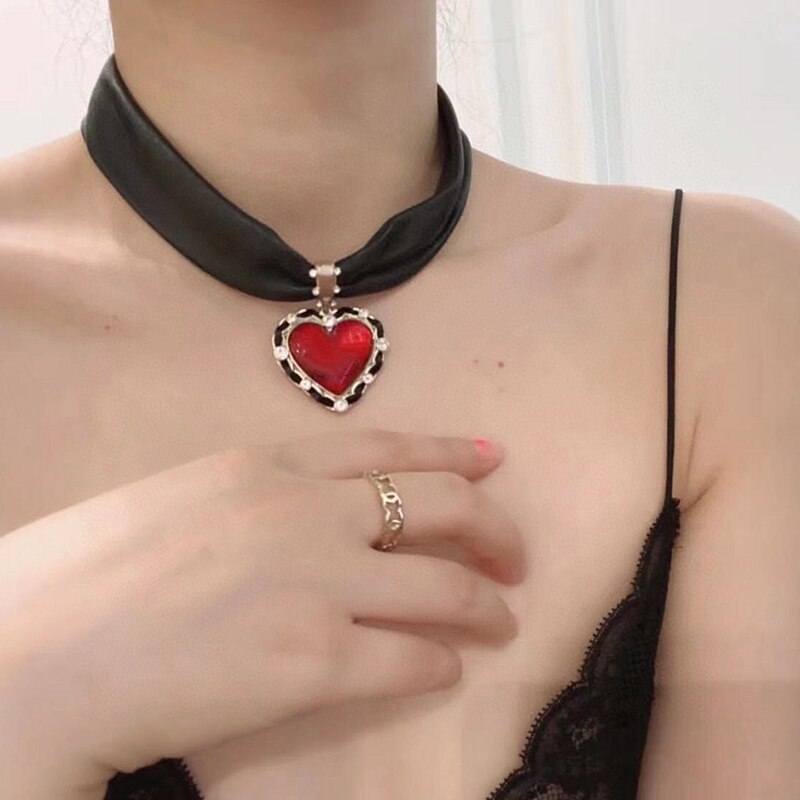 2021 Brand Women's Fashion Choker Necklace with Heart Pendants
