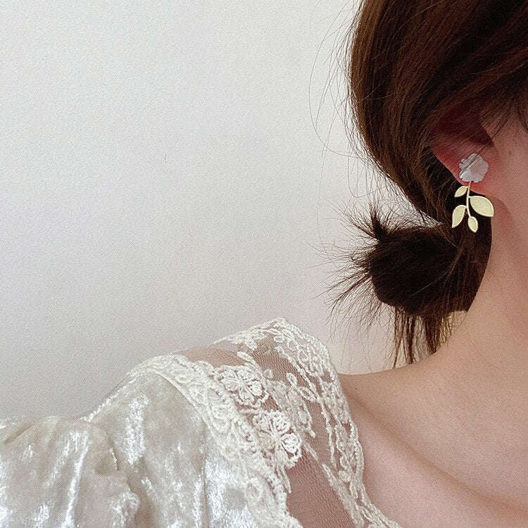 2022 Korean Design Exquisite White Shell Flower Golden Hollow Leaf Elegant Women's Earrings