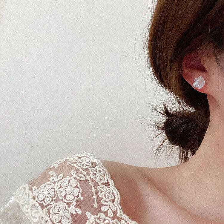 2022 Korean Design Exquisite White Shell Flower Golden Hollow Leaf Elegant Women's Earrings