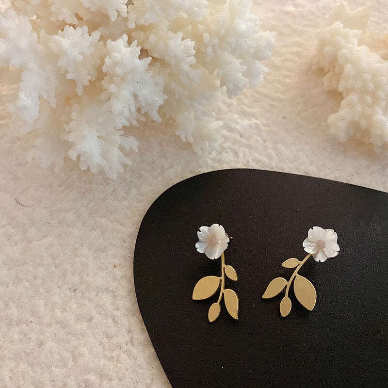 2022 Korean Design Exquisite White Shell Flower Golden Hollow Leaf Elegant Women's Earrings