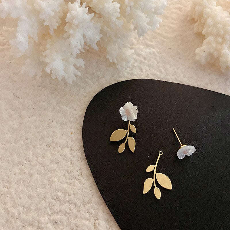 2022 Korean Design Exquisite White Shell Flower Golden Hollow Leaf Elegant Women's Earrings