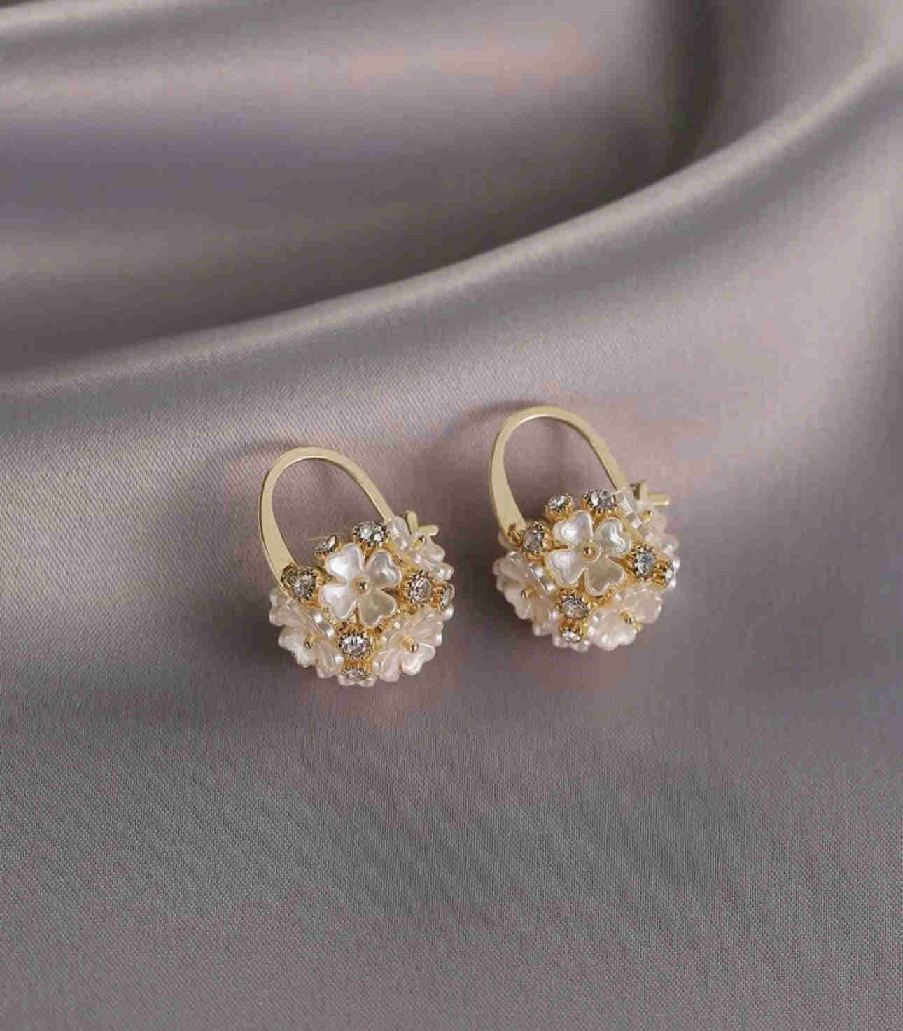 Fashionable Canastita Earrings with Golden Flowers