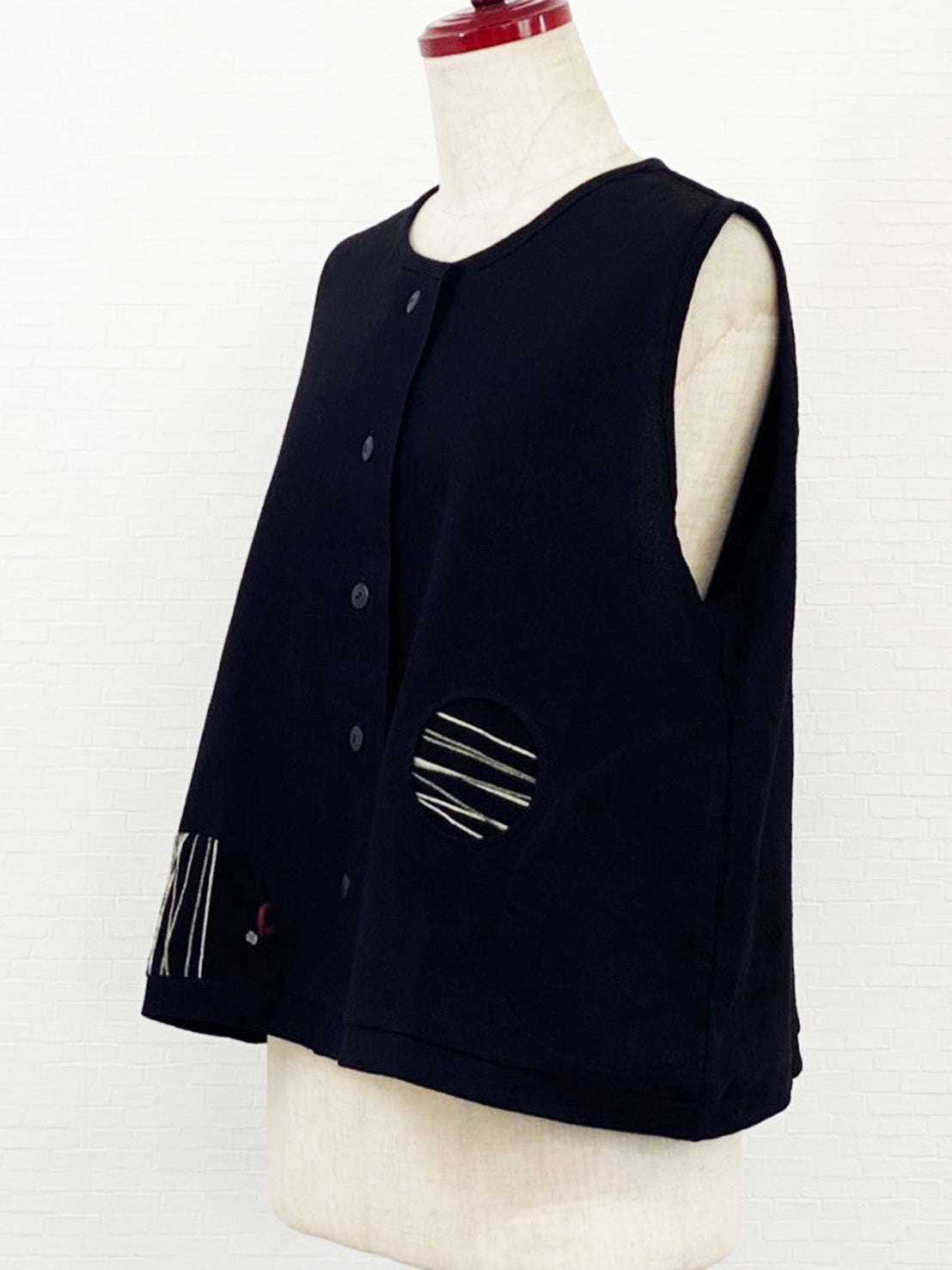 Circle Patch Crop Vest - Solid/Dot Line Print - Black