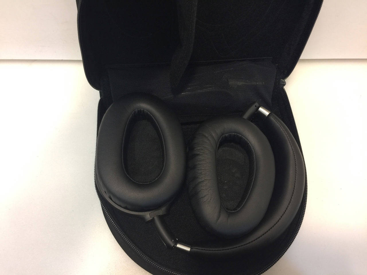 Sennheiser PXC 550 Wireless Bluetooth Headphones - Premium Sound for Business Travelers