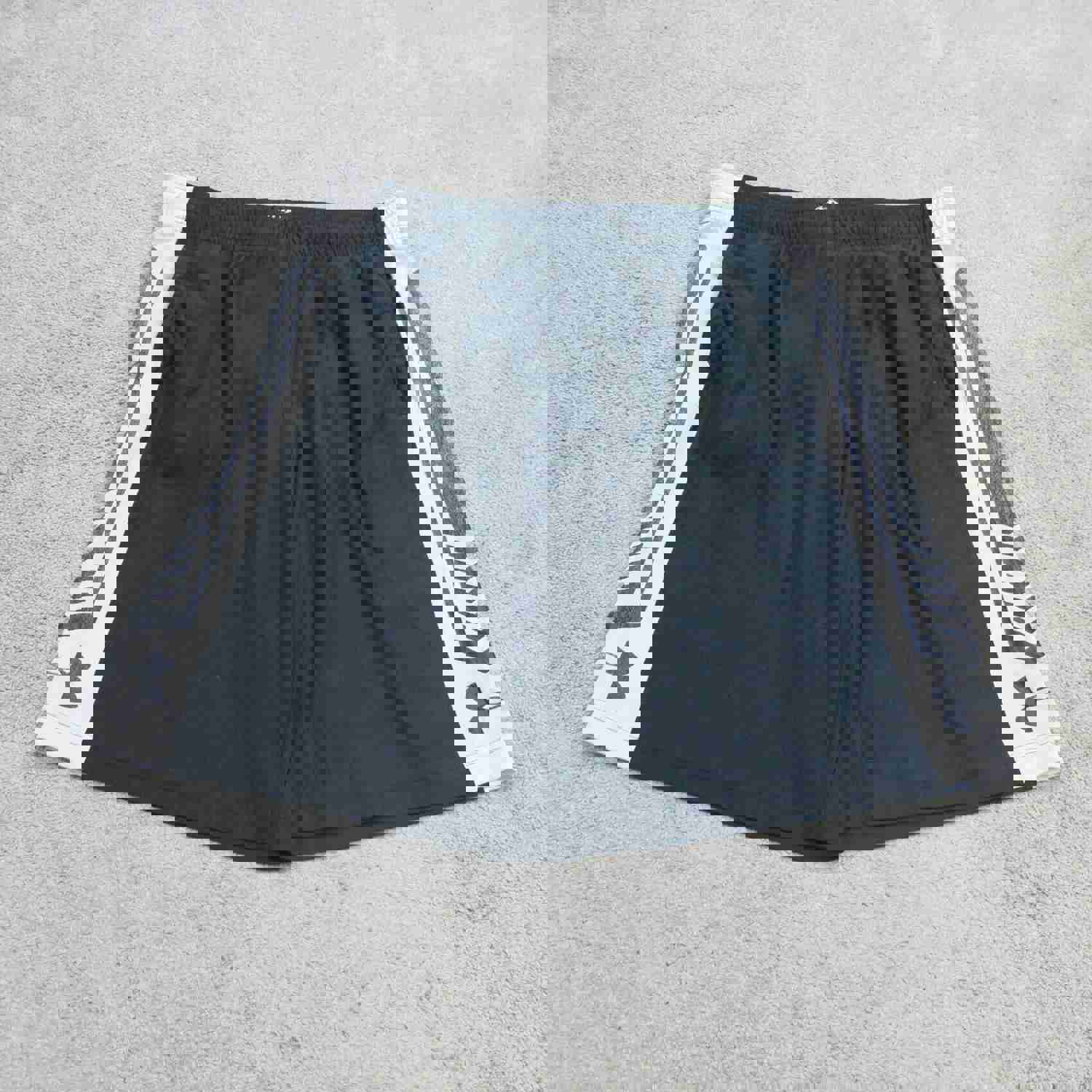 Under Armour Men's XL Black Athletic Shorts with Elastic Waist for Casual Sports