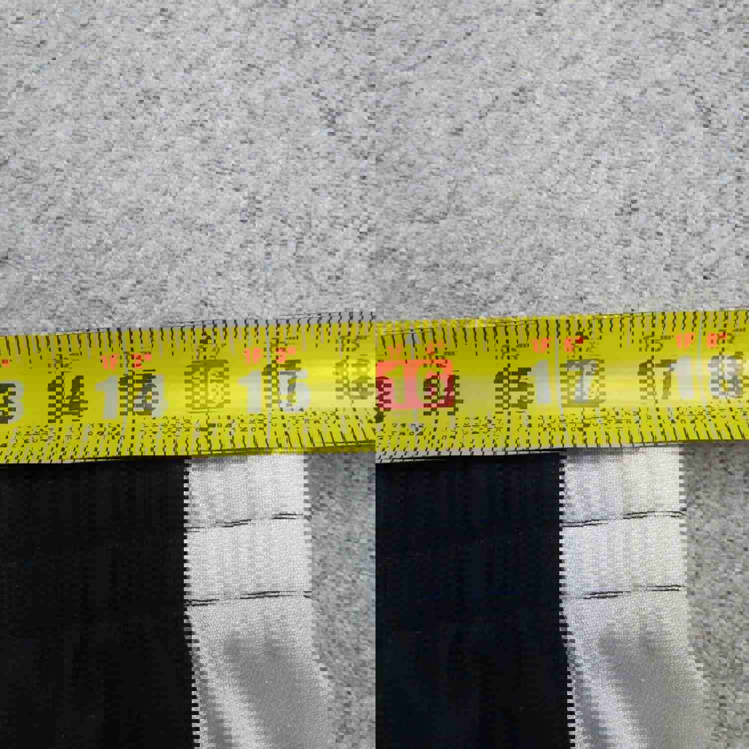 Under Armour Men's XL Black Athletic Shorts with Elastic Waist for Casual Sports