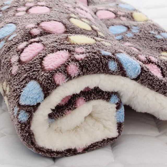 Cozy Pet Fleece Mat for Small Dogs and Cats - Soft & Warm Paw Print Design