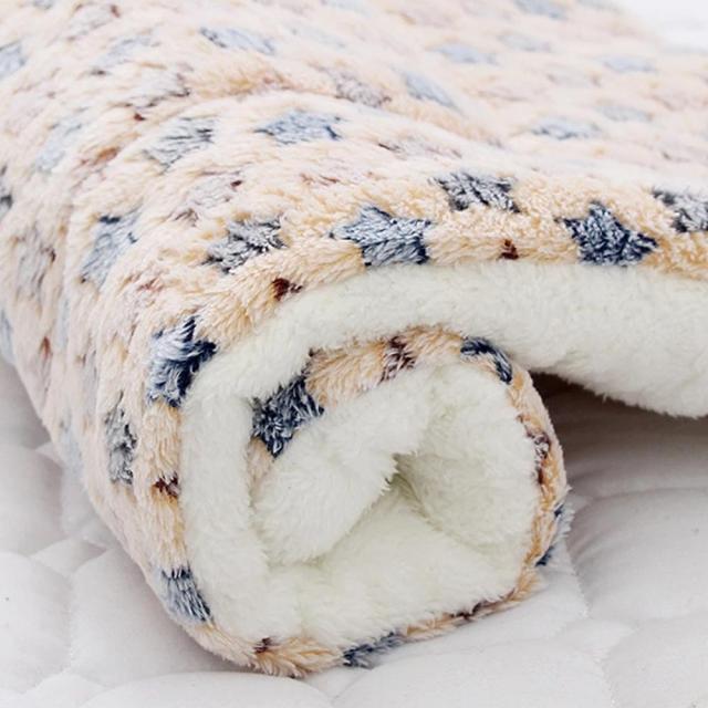 Cozy Pet Fleece Mat for Small Dogs and Cats - Soft & Warm Paw Print Design