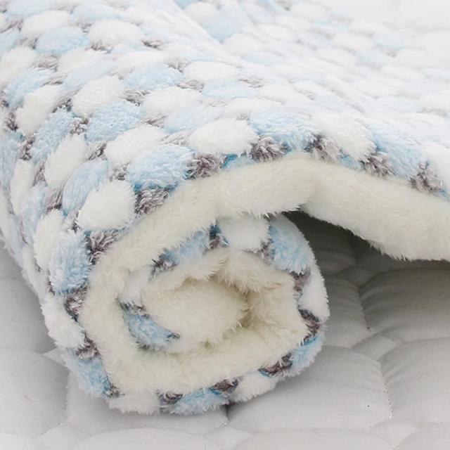 Cozy Pet Fleece Mat for Small Dogs and Cats - Soft & Warm Paw Print Design