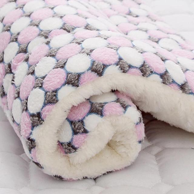 Cozy Pet Fleece Mat for Small Dogs and Cats - Soft & Warm Paw Print Design